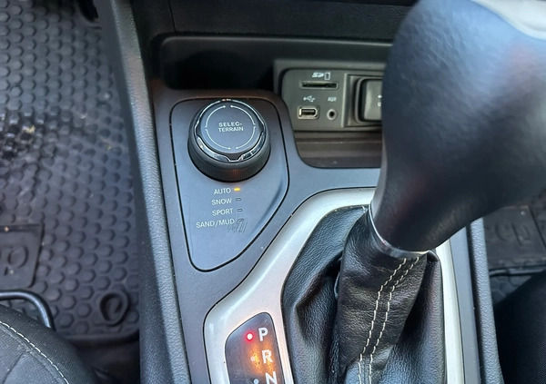 Jeep Cherokee cena 56900 przebieg: 180028, rok produkcji 2015 z Chojnice małe 232
